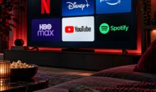 Televisor con plataformas de streaming y mando a distancia en una sala moderna
